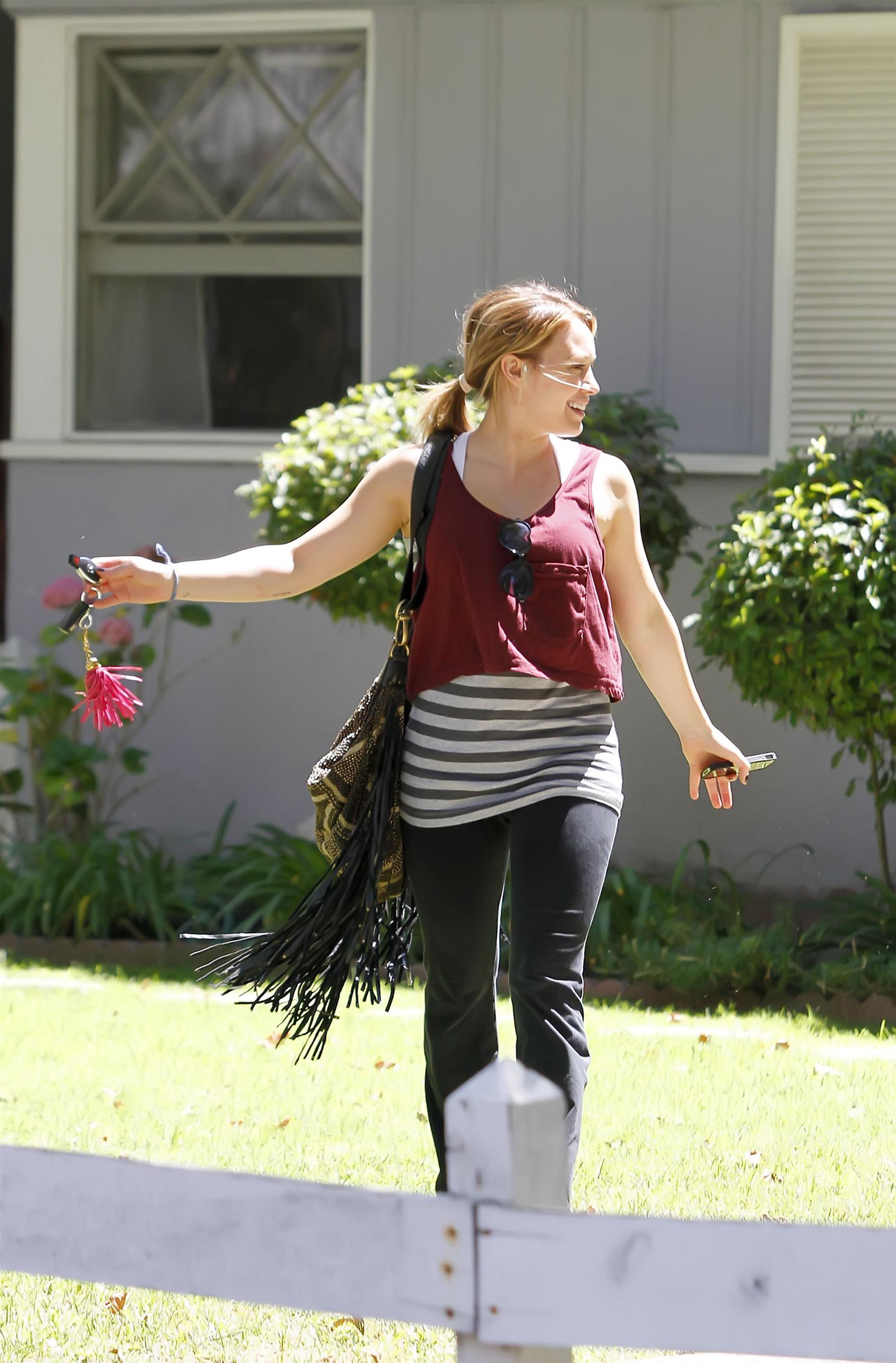 Hilary Duff pregnant star arriving for a yoga class | Picture 67670